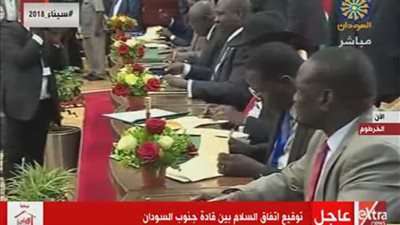 لحظة توقيع اتفاقية السلام بين قادة جنوب السودان (فيديو)