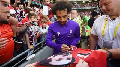 شاهد ماذا يفعل «صلاح» وسط جماهير ليفربول؟
