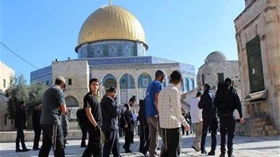 عشرات المستوطنين يقتحمون المسجد الأقصى بحراسة مشددة من الاحتلال الإسرائيلي