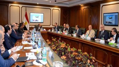 وزير الطيران يتابع انتظام رحلات الحج ويطلع على استعدادات العودة