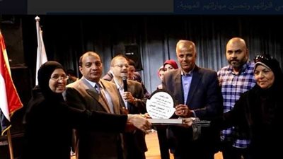 أولياء الأمور يكرمون رئيس جامعة بني سويف