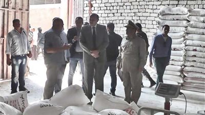 ضبط 87 طن دقيق بلدى و 16 طن تبغ ودخان مجهول المصدر بعزبة 