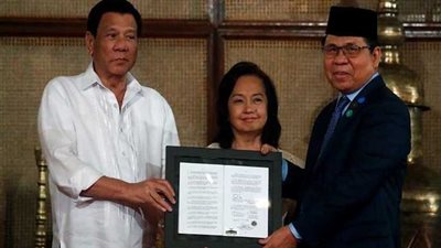 رئيس الفلبين يسلم وثيقة الحكم الذاتي للمسلمين