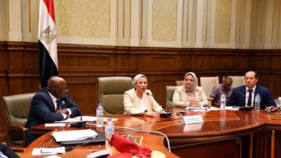 وزيرة البيئة: توعية صغار المزارعين بالمحاصيل التي تحتاج لمياه أقل