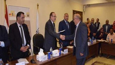 تسليم عقود من مشروع 