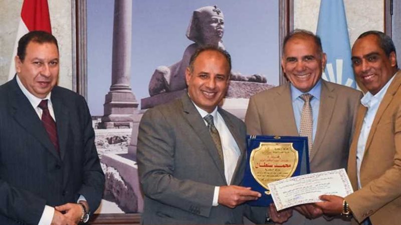 سلطان يكرّم المشاركين