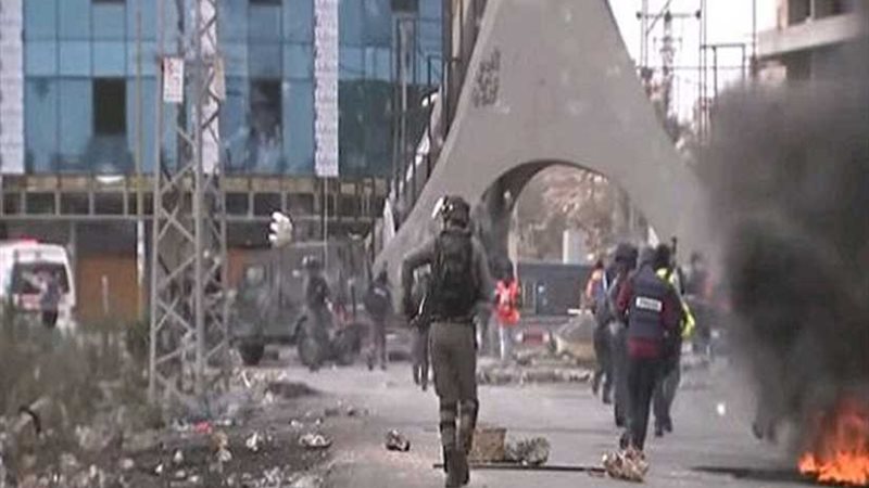 مقتل وإصابة 10 أشخاص