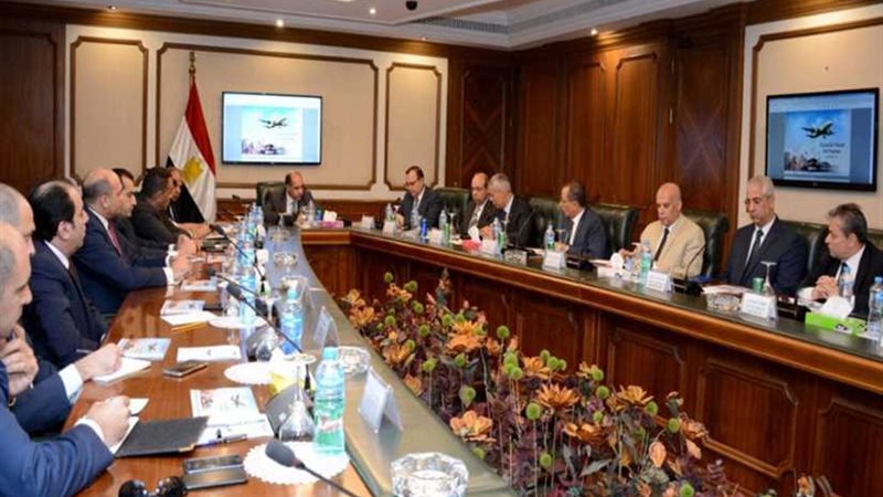 وزير الطيران يتابع