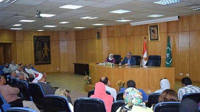 لافتات عن الخدمات المقدمة بلغة الإشارة بمصالح المنيا