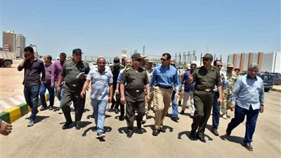 كامل الوزير ومحافظ أسيوط يتفقدان الاستعدادات النهائية بمشروع قناطر أسيوط الجديدة.. 