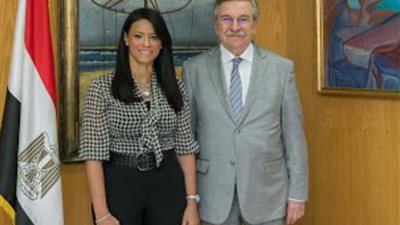 وزيرة السياحة تبحث مع خبير عالمي تحديث منظومة معايير تصنيف الفنادق المصرية