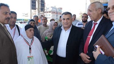 سكرتير محافظة البحيرة يودع أفواج حجاج الجمعيات الأهلية 