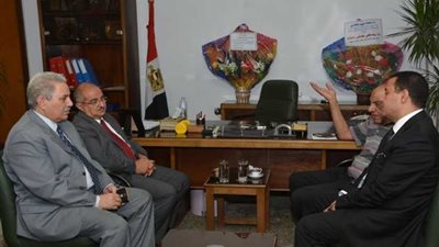 رئيس جامعة أسيوط يستقبل نائبه الجديد (صور)