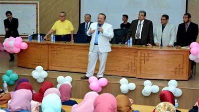 رئيس جامعة طنطا يلتقى الطلاب الجدد بكلية الطب