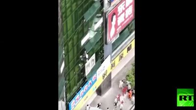 لحظة إنقاذ طفل صيني من الموت أثناء سقوطه من الطابق الرابع.. (فيديو)