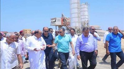 وزير النقل يتابع أعمال تنفيذ وإنشاء كوبريين أعلى السكة الحديد بمطروح