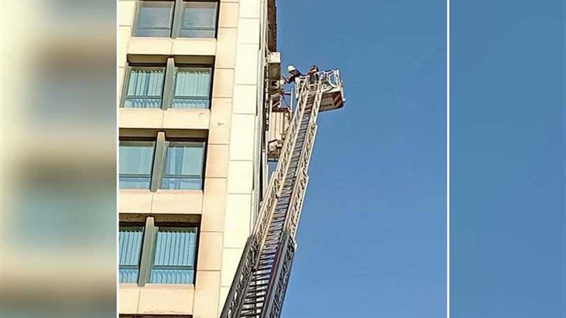 إنقاذ عامل تعلق بالطابق