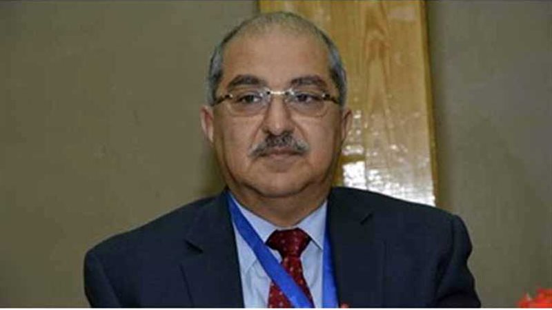 الجمال مشرفًا على