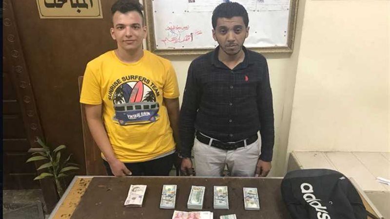 تاجرا العملة سقطا