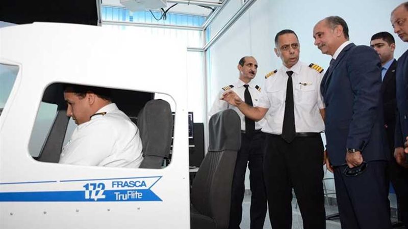 وزير الطيران يشيد