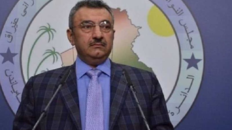برلماني عراقي يحمل