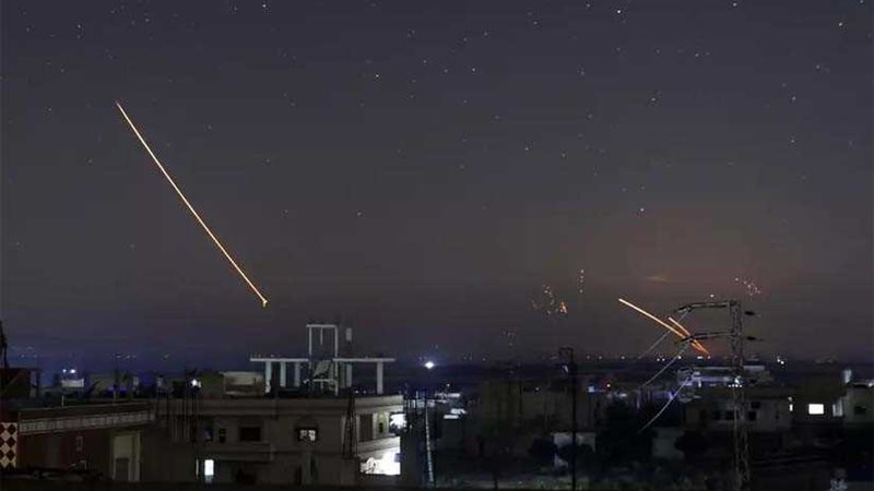 الدفاع الجوي يتصدى