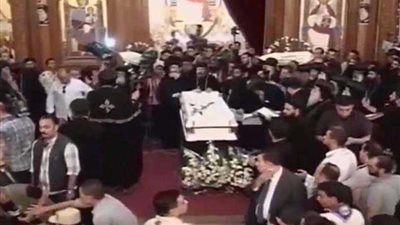 بدء صلوات تجنيز الأنبا أرسانيوس مطران المنيا وإلقاء نظرة الوداع