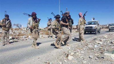 مصدر يمني: ميليشيا الحوثي تحفر خنادق لتطويق ميناء 