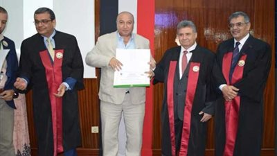 القاضي يكرم مستشار وزير التعليم العالي ووكيل طب بنها الأسبق