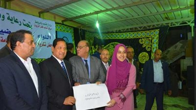 محافظ الغربية يكرم الطلاب الأوائل بمركز كفر الزيات