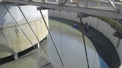 تطهير خزانات محطات المياه بأسيوط.. صور