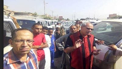 رئيس مركز ملوي يتابع أعمال إضافة المواليد الجدد