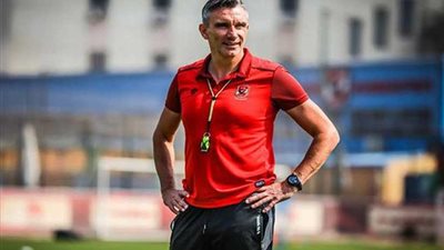 كارتيرون يتفقد أرضية ملعب برج العرب قبل انطلاق مباراة الأهلي والنجمة اللبناني