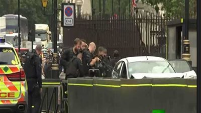 لحظة اعتقال الشرطة البريطانية سائقا صدم بسيارته حاجز مجلس العموم (فيديو)