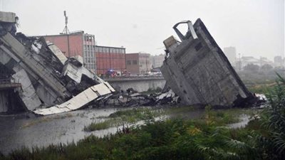 بالصور.. عشرات القتلى ومخاوف من اندلاع حرائق في انهيار كوبري جنوة الإيطالية