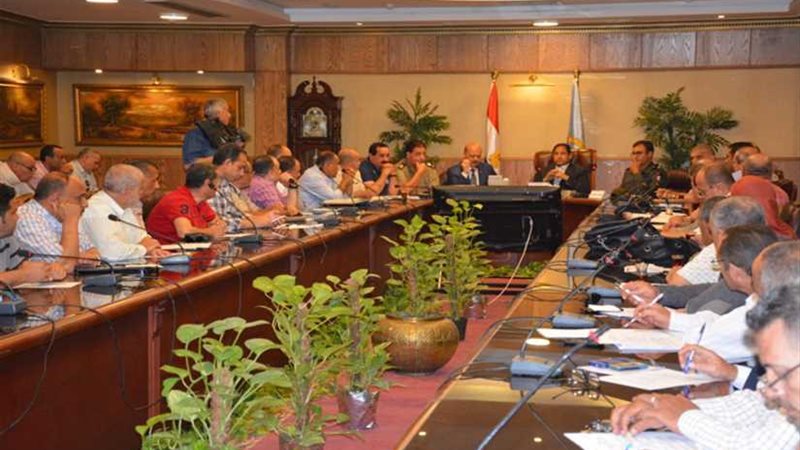 محافظ الغربية يبحث