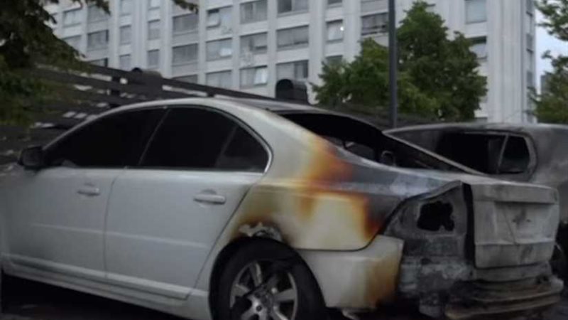 شباب يحرقون 88 سيارة