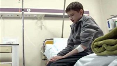 يثير حيرة الأطباء.. عمره 25 عامًا ويعيش في جسد طفل .. 