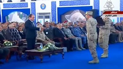 رئيس جهاز مشروعات الخدمة الوطنية يقدم هدية تذكارية إلى الرئيس السيسي