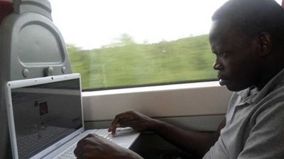 السوداني الذي روع الإنجليز .. يحب الموسيقي ويدخن الشيشة