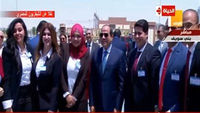 الرئيس السيسي يلتقط الصور التذكارية مع شباب مراسم افتتاح مجمع الإسمنت ببني سويف (فيديو)