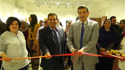رئيس جامعة المنيا يفتتح معرضي تباين ومسارات بـ«التربية الفنية»