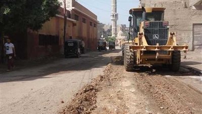 رفع 32 طن مخلفات بالقوصية وتسوية وتمهيد شوارع بطول 560 مترًا