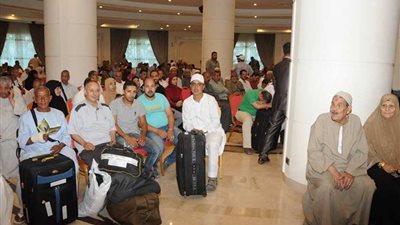 مغادرة أسر شهداء القوات المسلحة والشرطة وأهالي شهداء 