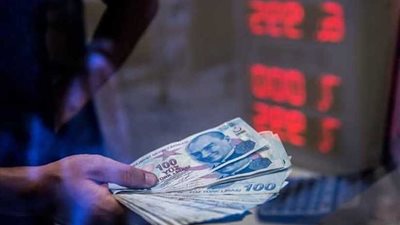 الليرة التركية تعاود الهبوط بعد 