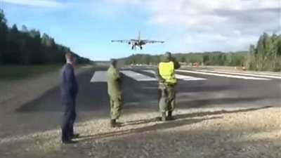 شاهد..هبوط طائرات حربية على طريق سيارات سريع في روسيا