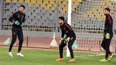 أشغال شاقة لحُرّاس المرمى بالأهلي.. وتدريبات منفردة لـ