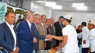 محافظ المنيا يشهد تخرج الدفعة الأولى لطلبة مدرسة العناني الزراعية