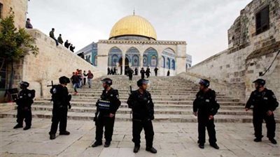 إسرائيل تقتل فلسطينيين.. وتغلق أبواب الأقصى