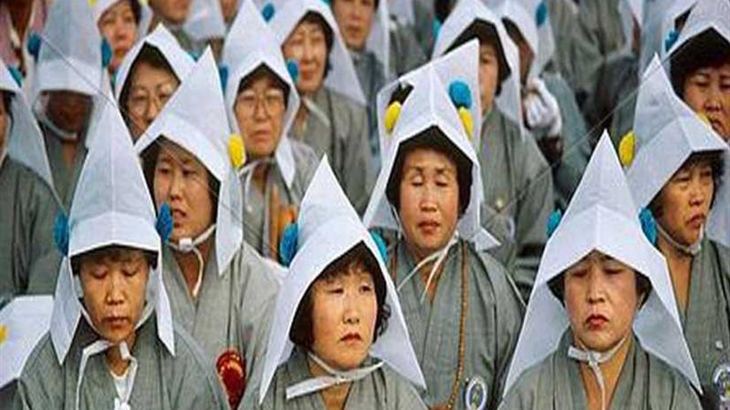 رجل دين يجبر 4 راهبات